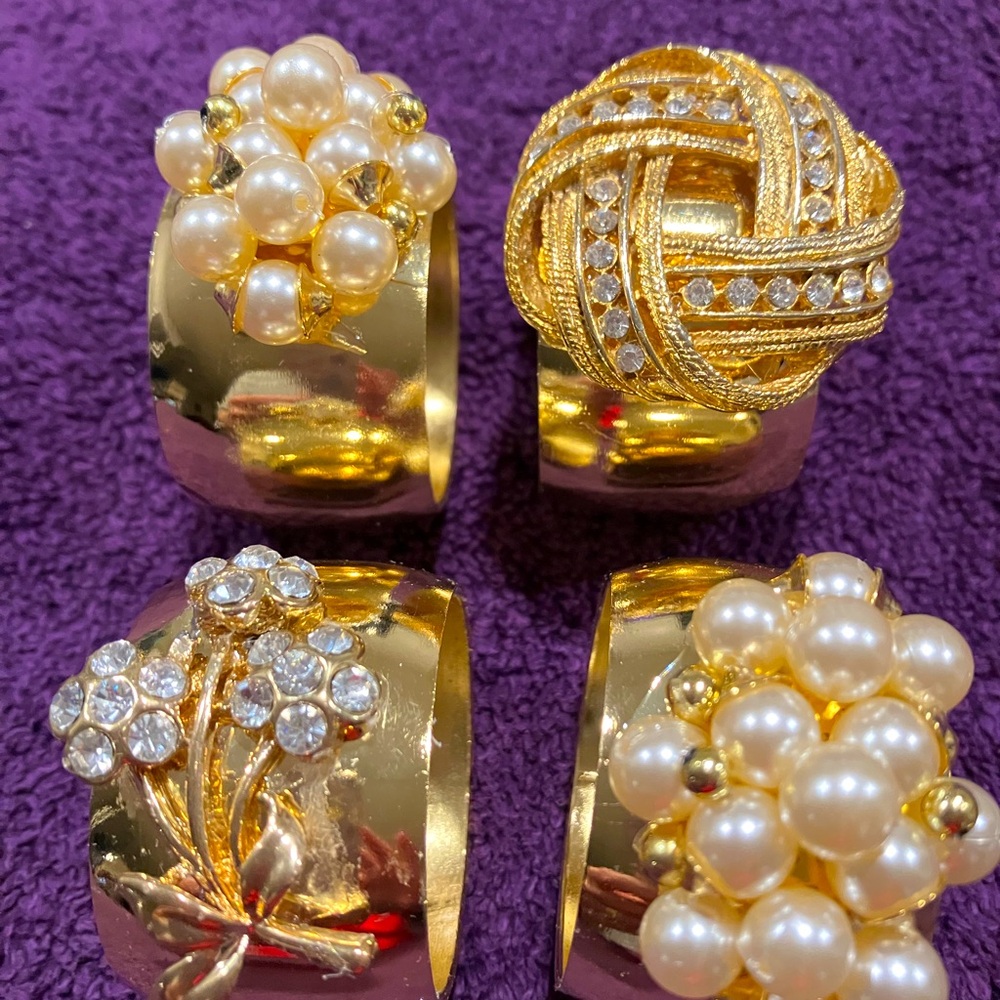 BEJEWELED NAPKIN RINGS. Set of 4. NEW GOLD TONE NAPKIN RINGS WITH BLING!